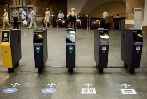 "Червона" гілка столичного метро відновила роботу: інтервали руху знову 5-6 хвилин