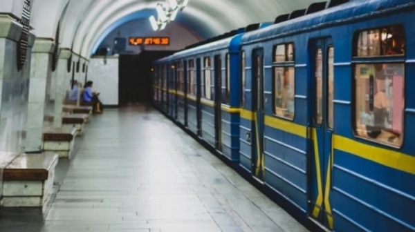 "Червона" лінія метро у Києві працює з обмеженнями після нічного обстрілу – КМВА