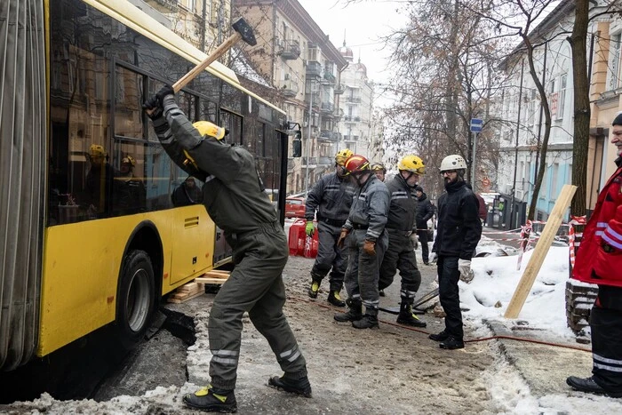 Спецоперація в центрі Києва: рятувальники показали, як витягнули тролейбус з пастки (фото, відео)