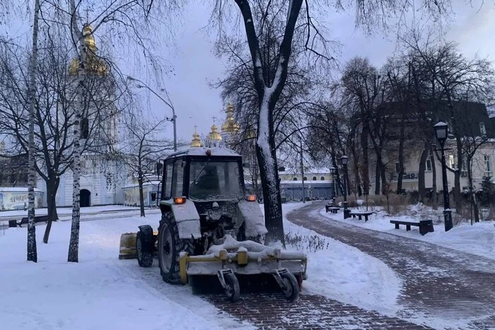 Київ засипає снігом: на вулиці виведено понад 200 одиниць спецтехніки