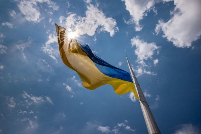 У столиці приспущено головний прапор країни