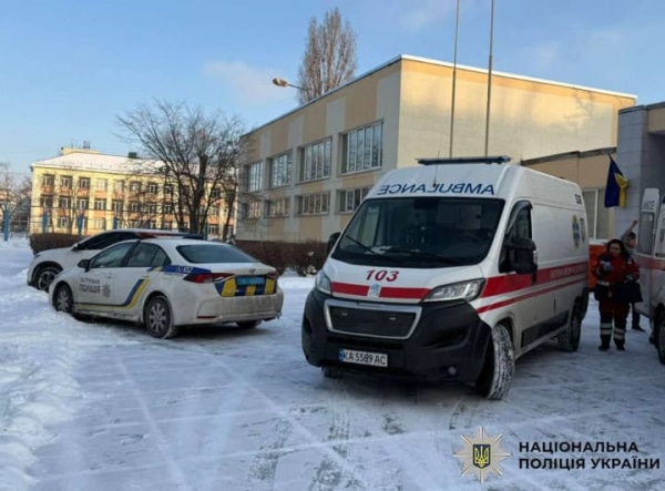 У школі Києва учень з ножем напав на вчительку та однокласника: деталі інциденту