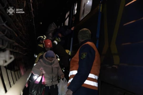 У Києві під час зупинки метро рятувальники евакуювали із тунелів майже 500 пасажирів