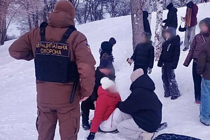 Киянка травмувалася під час катання на санках у парку «Відрадний» (фото)