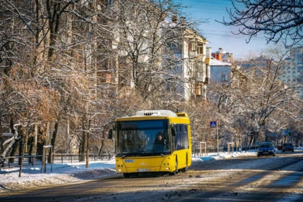 У Києві запускають дублюючі автобусні маршрути через зупинку електротранспорту