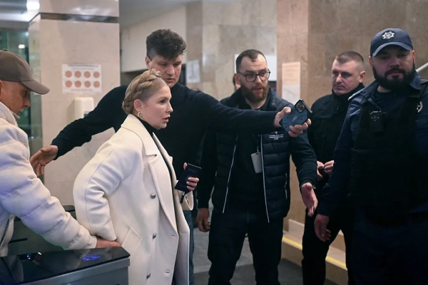 Тимошенко не відповідає по суті справи у залі суду. Фото: Getty Images