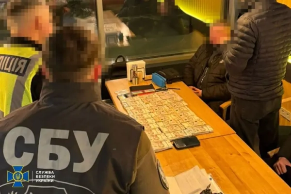 Вимагав "відкат" за поставку навчального обладнання до київських шкіл: затримано посадовця КМДА