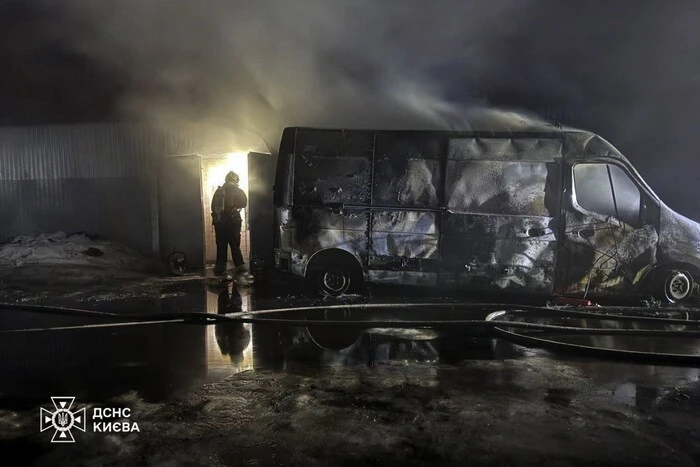 У Дарниці рятувальники більше години гасили склад та вантажівки (фото)