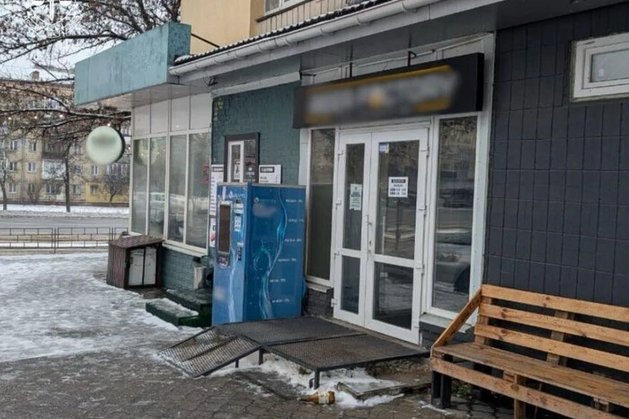 Інспектора Дніпровської РДА затримано за вимагання хабаря з власника автоматів із водою
