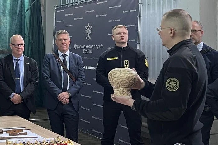 Київські митники врятували від вивезення за кордон рідкісну трипільську вазу (фото)