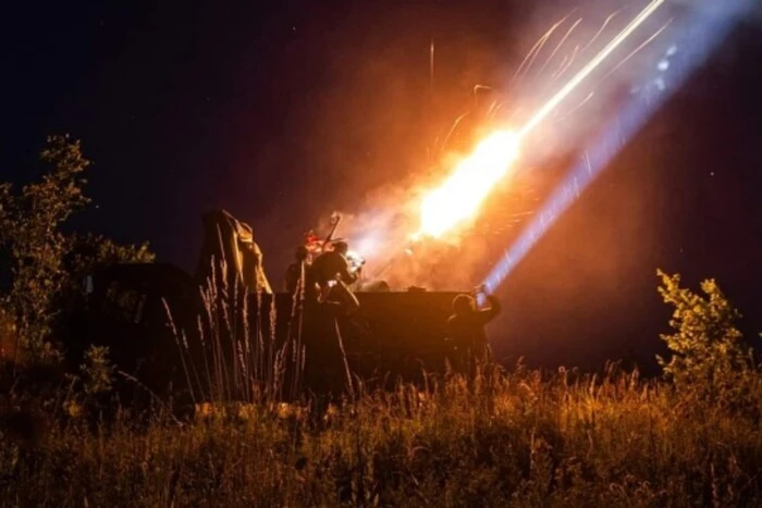 У Києві та області прогриміли вибухи, працює ППО