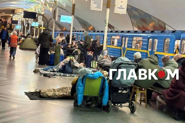 Куди зникають стільці? Київське метро закупить нову партію сидінь для укриттів
