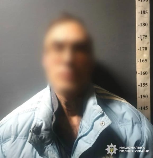 У Києві чоловік під час сварки вдарив брата-близнюка ножем у живіт 