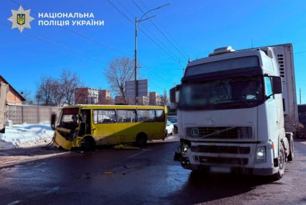 На столичній Кільцевій дорозі маршрутку відкинуло на вантажівку після зіткнення з фурою, є постраждалі