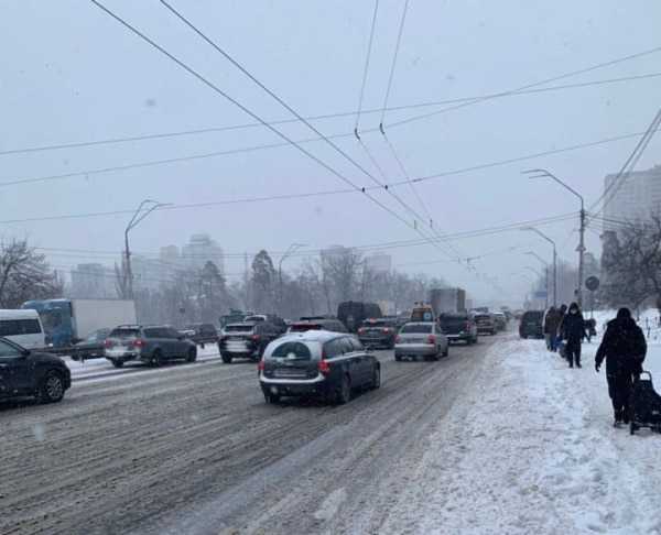Київ та область застрягли в заторах через сильний снігопад 5 лютого: фото, відео і всі деталі