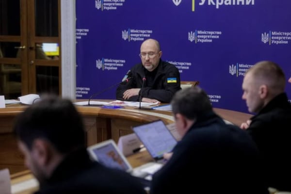 У <!--more--/>Києві та області покращилась ситуація зі світлом, але є нюанс – Шмигаль” loading=”eager” decoding=”async” fetchpriority=”high” style=”color:transparent;margin:0;display:block;width:100%;height:auto” class=”block w-full h-auto max-w-full” width=”1500″ height=”1000″ width=”1500″ height=”1000″ /></p>
<p></span></p>
<p>У столичному регіоні та Київській області спостерігається позитивна тенденція з електропостачанням завдяки безперервній діяльності ремонтних бригад і поліпшенню погодних умов. Про це повідомив очільник Міністерства енергетики України Денис Шмигаль за підсумками засідання Штабу з усунення наслідків надзвичайної ситуації, інформує <b>УНН.</b></p>
<h2>Деталі</h2>
<p>Шмигаль зауважив, що протягом дня в Києві застосовувалися графіки відключень до двох черг. В області наразі введені мінімальні обмеження.</p>
<p>Водночас у Штабі акцентували на важливості об’єктивної оцінки становища. Оскільки метеорологи прогнозують похолодання, що може значно збільшити навантаження на енергомережу. Крім того, залишається високою небезпека нових ворожих атак на об’єкти енергетичної інфраструктури.</p>
<p><img decoding=