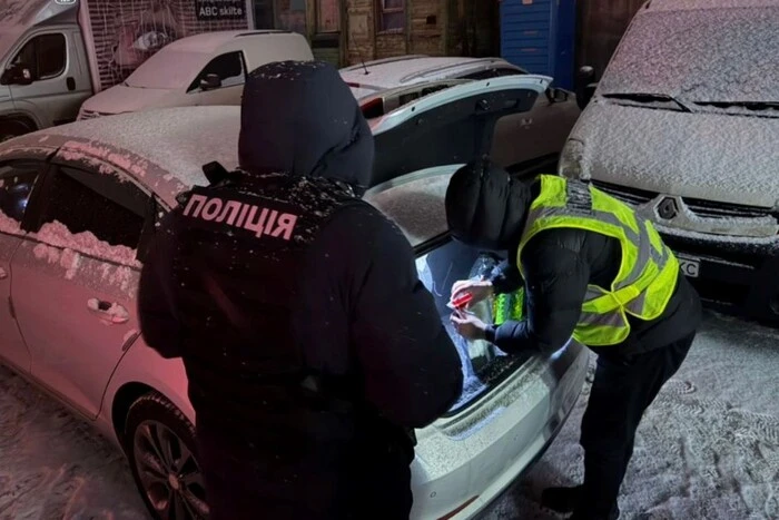 У Києві затримано батька та сина, які за $15 тис. обіцяли виїзд за кордон