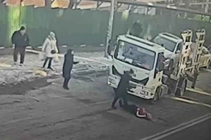 На Печерську водій-порушник тяжко травмував водія евакуатора: подробиці та стан потерпілого
