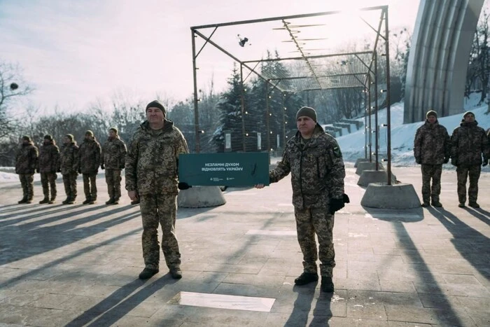 У центрі Києва з’явилася унікальна інсталяція з антидронової сітки (фото)