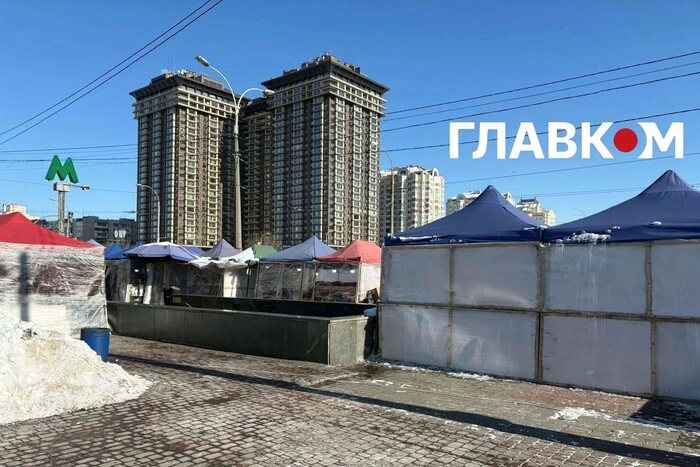 МАФи демонтували, а квіти лишили. Біля «Мінської» і досі працює стихійна торгівля (фото)
