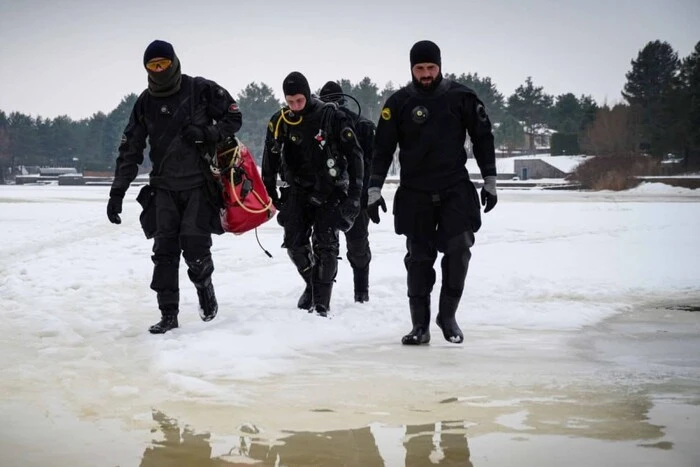 Поблизу Лебедівки тиждень йдуть пошуки водія авто, що пішло під лід (відео)