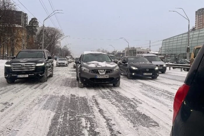 Київ скували затори: сніг, ожеледиця та перекриття доріг паралізували рух