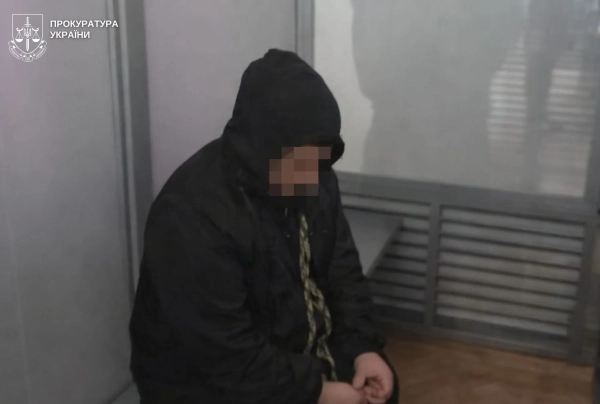 Прокуратура публікує світлину з суду, приховуючи обличчя підсудної