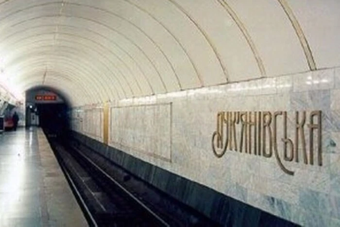 На «Лук'янівській» триває заміна вхідних дверей: як працюватиме станція