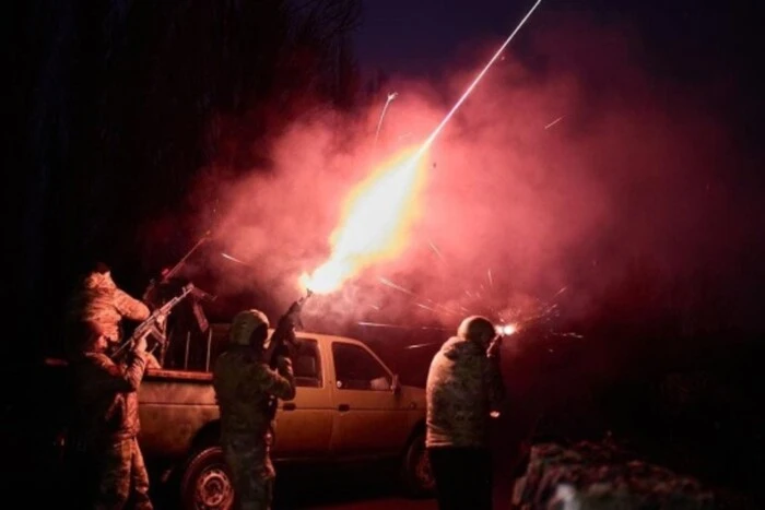 У Києві та області прогриміли вибухи, працює ППО