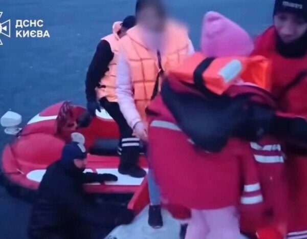 В Києві з крижаної пастки визволили жінку з малюком.