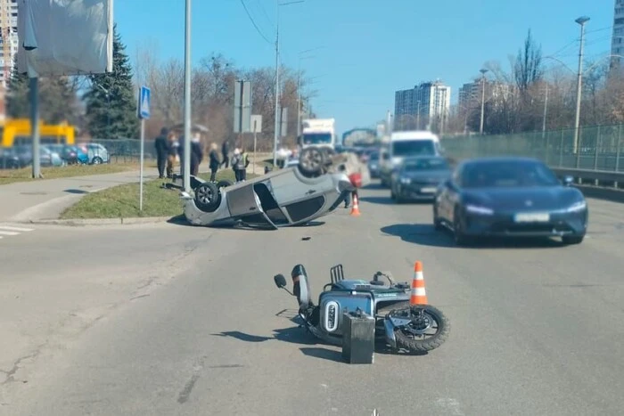 На Борщагівці Chevrolet після зіткнення зі скутером перекинувся на дах (фото)
