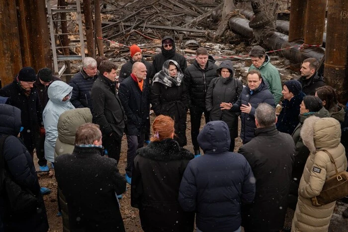 Іноземні делегати на власні очі побачили наслідки атак по ТЕЦ у Києві
