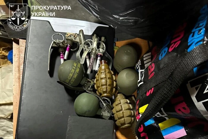 Автомати, гранати та 8 тис. набоїв: у Києві викрито торговців зброєю (фото)