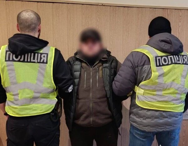В Києві схоплено іноземного громадянина за танці на пам’ятнику: можлива видворення з країни.