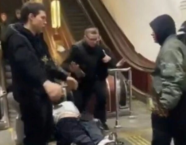 Сутичка пасажирів біля ескалатора в Київському метро (відео)