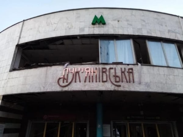 У Києві на станції "Лукʼянівська" триває поетапна заміна дверей, завтра ремонтуватимуть вихід №1