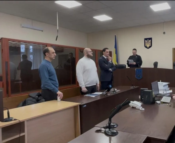 Роман Червінський з адвокатами у залі суду. Фото: facebook.com/andriiyosypov