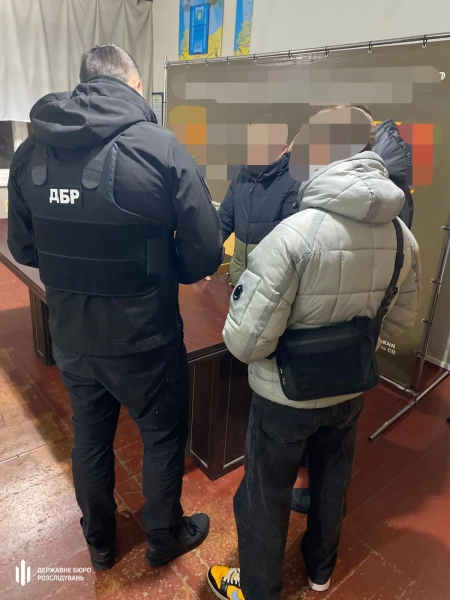 Співробітник ТЦК перевіряв, щоб гроші не були міченими