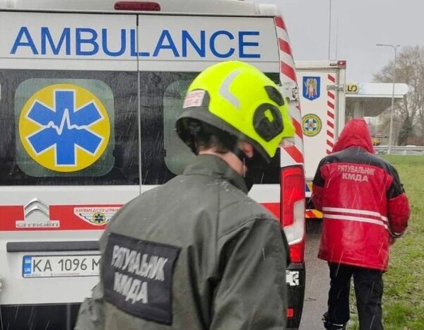 В Оболоні працівники КАРС витягли чоловіка з теплового колодязя.