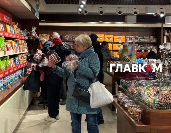 Паска від Порошенка за 300 грн. В крамницях Roshen зчинився щорічний ажіотаж (фотозвіт)