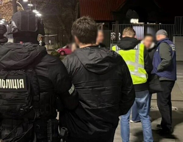В Києві затримали пару за вимагання: обіцяли “вирішити питання” з військкоматом за 20 тисяч доларів.