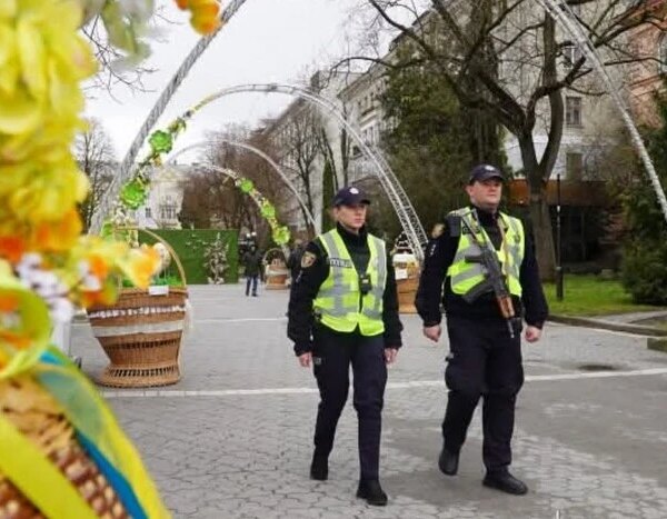 Київ: як безпечно потрапити на великоднє богослужіння вночі, враховуючи комендантську годину.