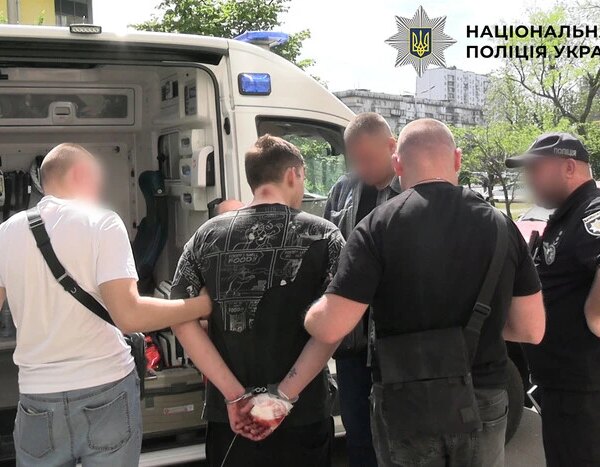 Мешканець Києва випав з 11 поверху, рятуючись від різанини: подробиці інциденту