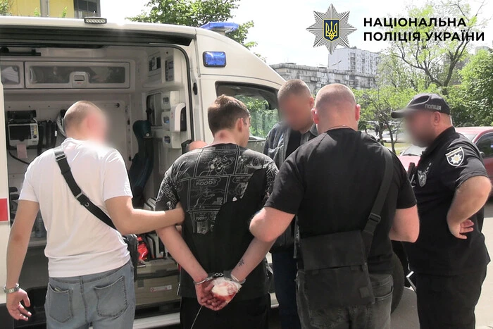 Киянин вистрибнув з 11 поверху під час ножового нападу: деталі трагедії