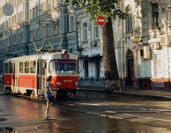 На старовинній вулиці Києва до середини травня перенаправили рух чотирьох трамвайних ліній (маршрутна інформація).