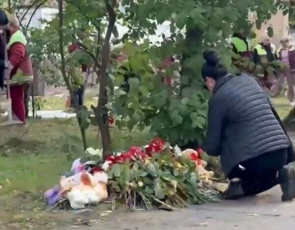 Кияни приносять квіти й забавки до понівеченої російським ударом багатоповерхівки (відеоматеріал)