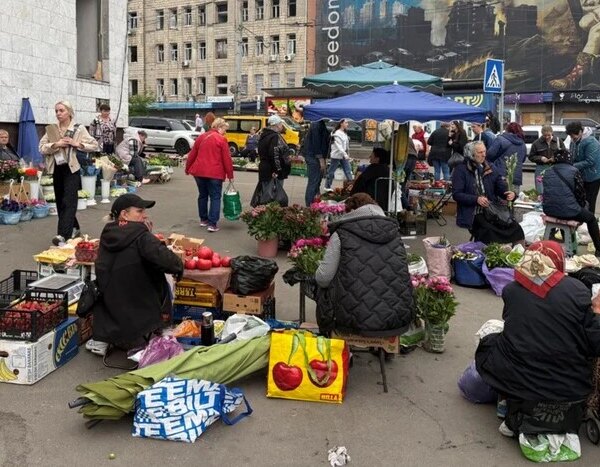 Продавці повертаються на Лук’янівський ринок, який був зруйнований російським нападом (фото)