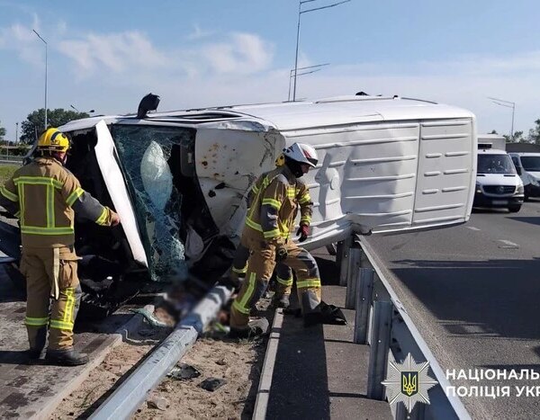 Трагічна автокатастрофа в Києві: на Богатирській мікроавтобус Volkswagen перекинувся внаслідок зіткнення.