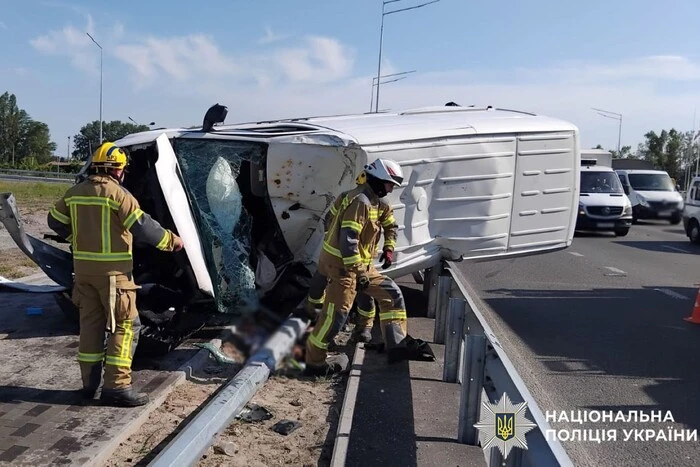 Смертельна ДТП у Києві: на Богатирській після удару перекинувся мікроавтобус Volkswagen