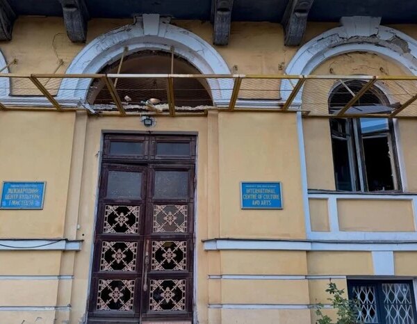 Удари РФ серйозно пошкодили київський Палац “Жовтневий”: фото та відео наслідків.
